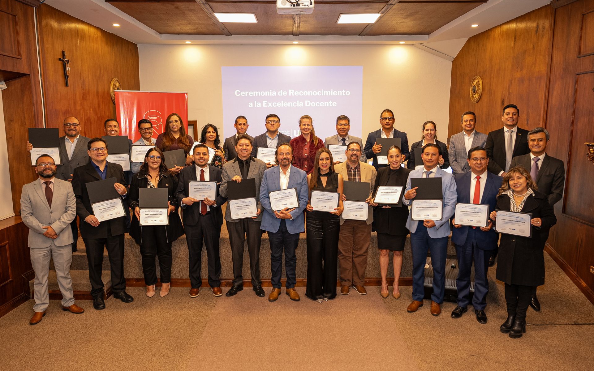 Momento de reconocimiento a profesores por su excelencia profundamente humana