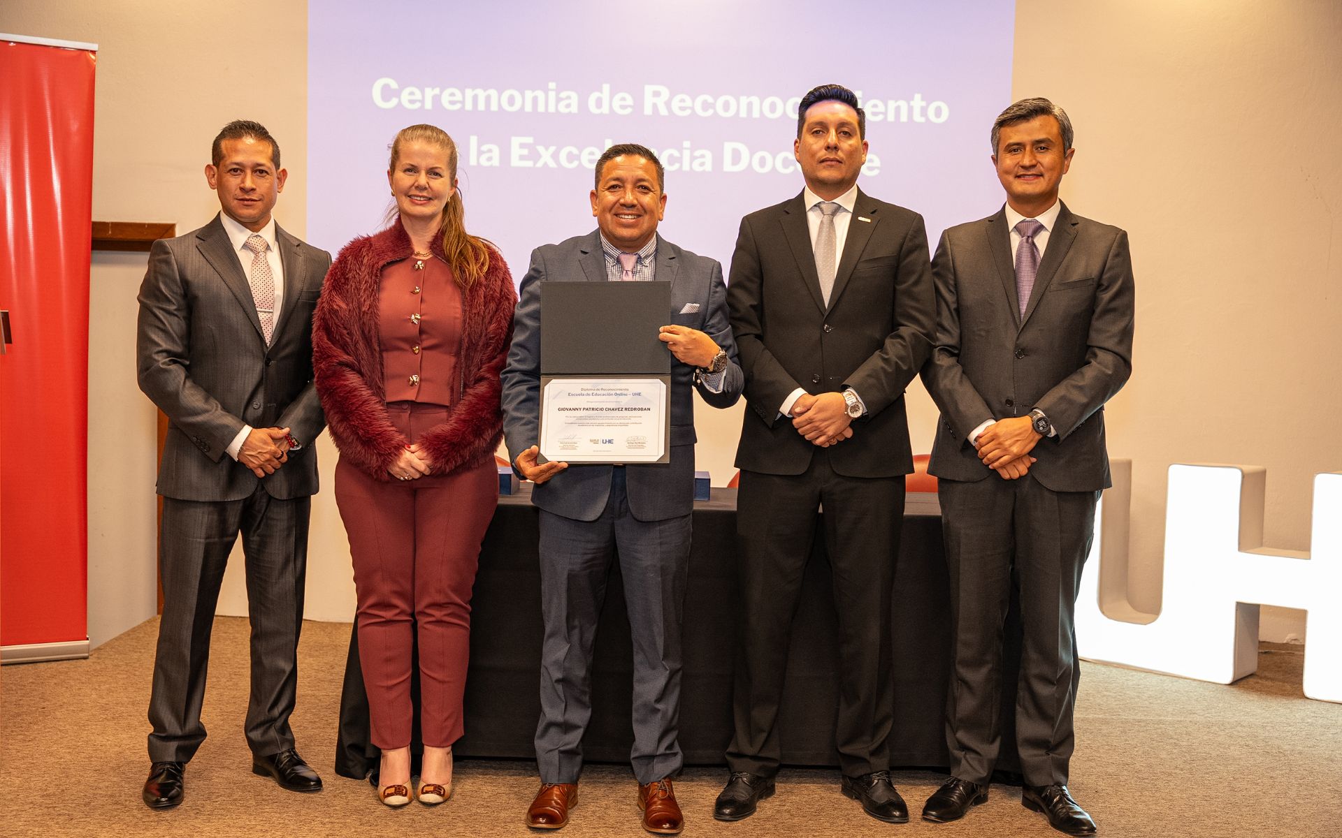 Docentes de la Escuela de Educación Online UHE durante la ceremonia en campus