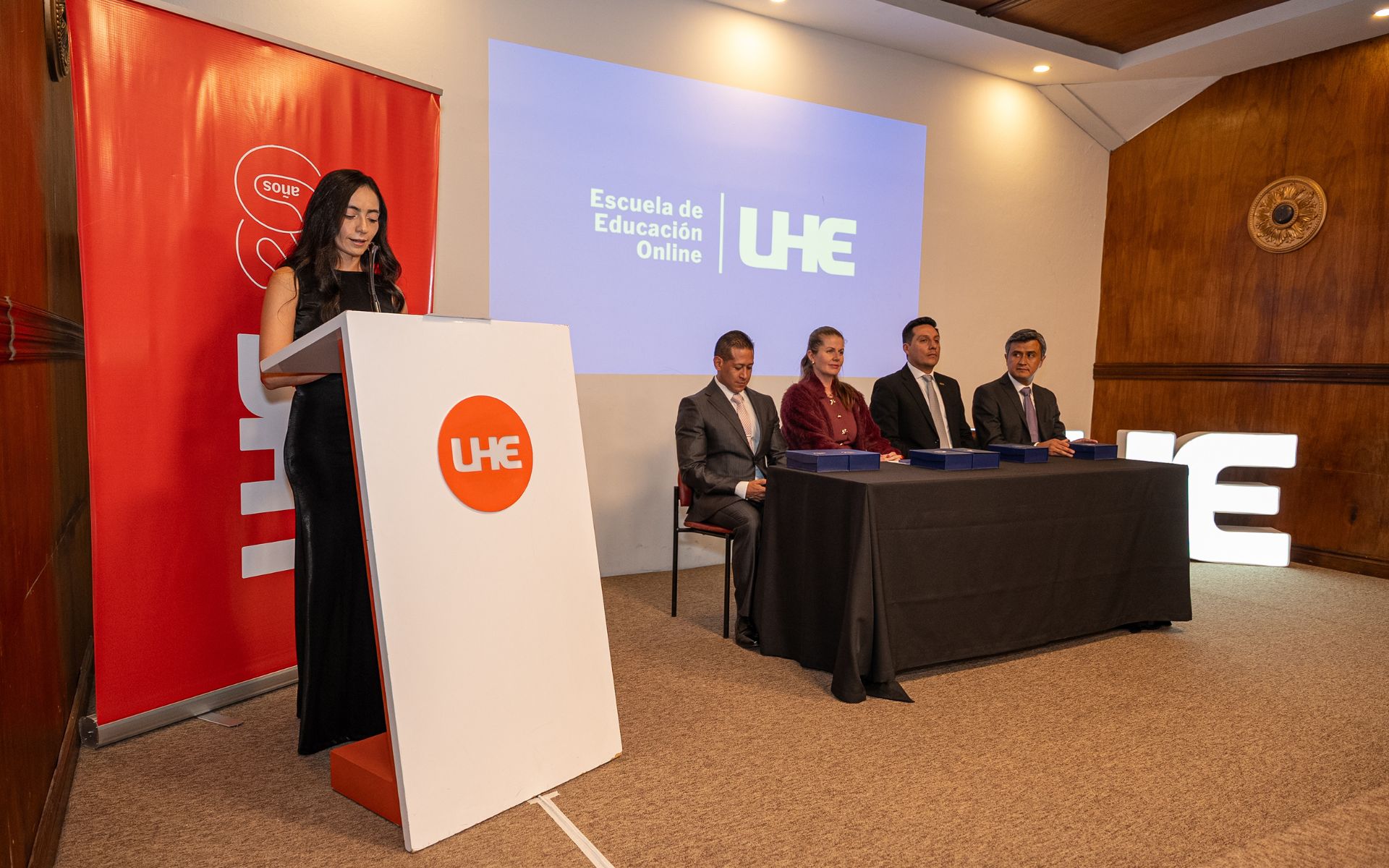 Autoridades EO entregan diplomas de reconocimiento a docentes de posgrado online.