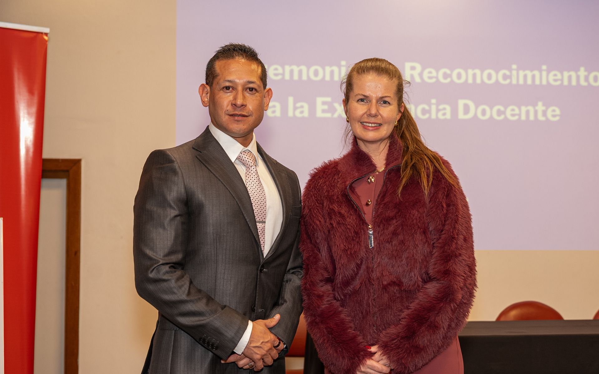 Autoridades EO entregan diplomas de reconocimiento a docentes de posgrado online.