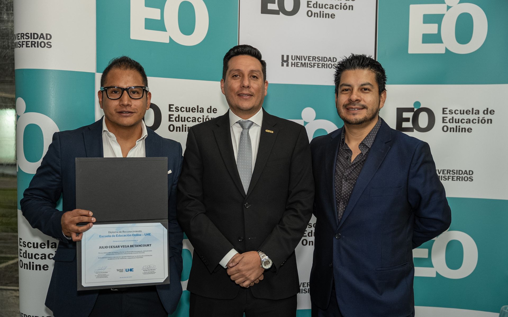 Docentes de la Escuela de Educación Online UHE durante la ceremonia en campus