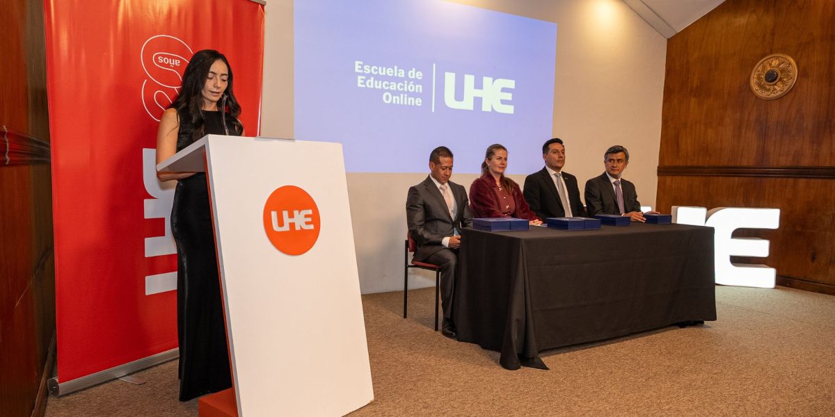 Autoridades EO entregan diplomas de reconocimiento a docentes de posgrado online.